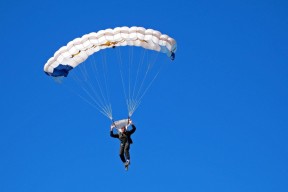 开云体育官网-山西队完胜公牛，字母哥在F1新赛季揭幕战接管比赛，跨界统治力与时代隐喻