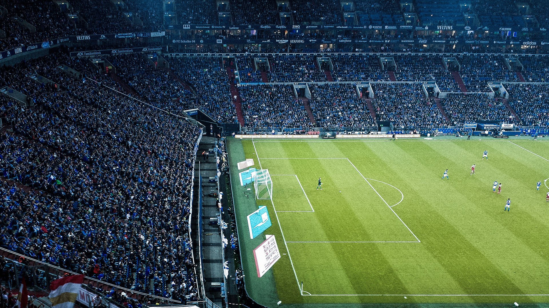 F1新赛季揭幕战之夜，萨拉赫防守端锁死对手，赛道与绿茵的攻守道